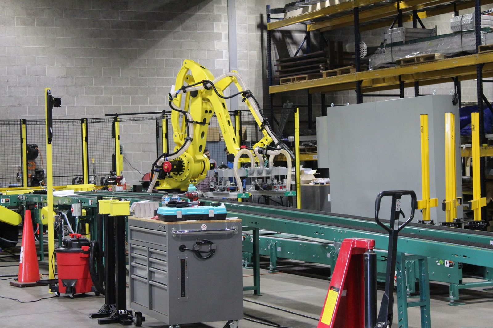 Robotic palletizing cell on the plant floor